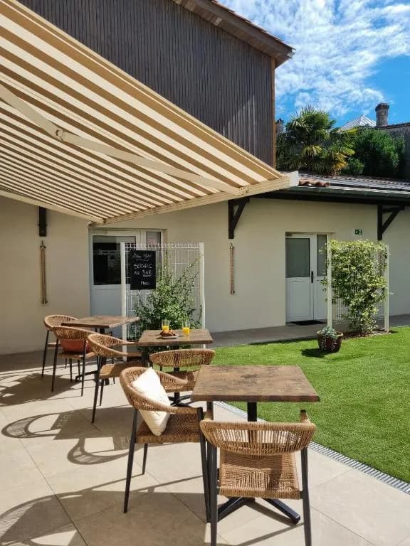 Bloom Hostel Bar & Garden photo 4