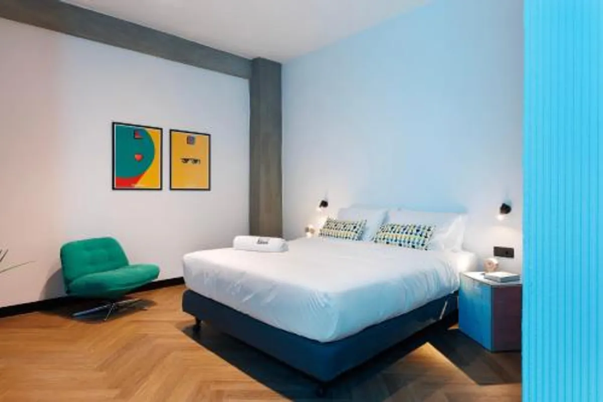 Retroverse Eccentric Stay photo 2