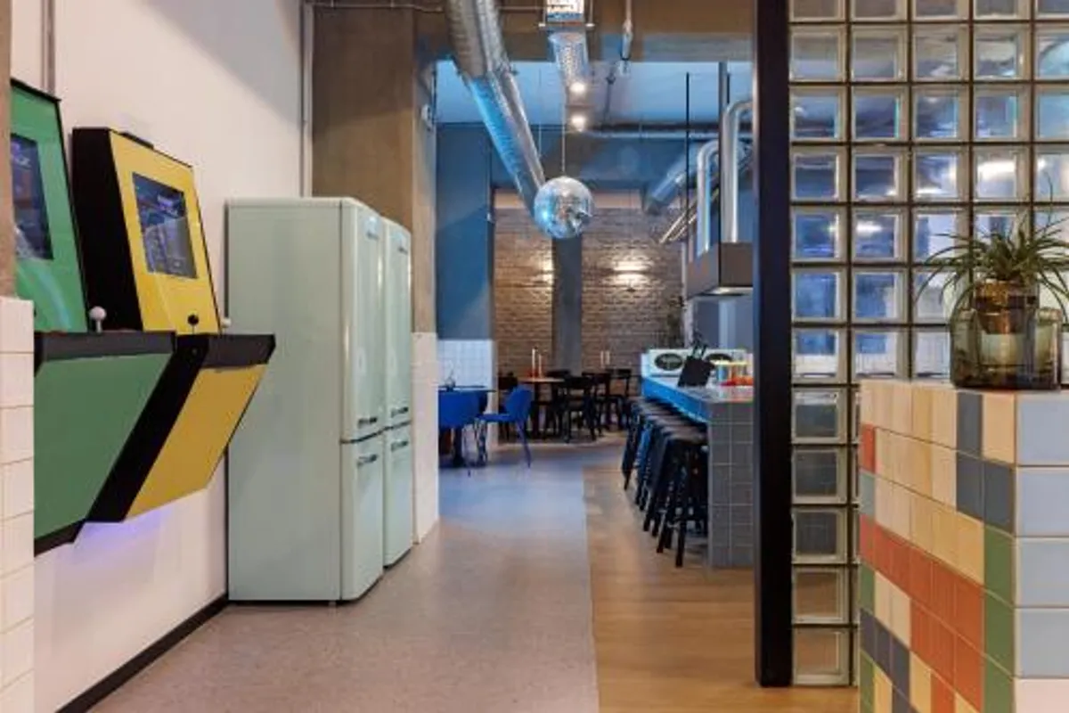 Retroverse Eccentric Stay photo 3