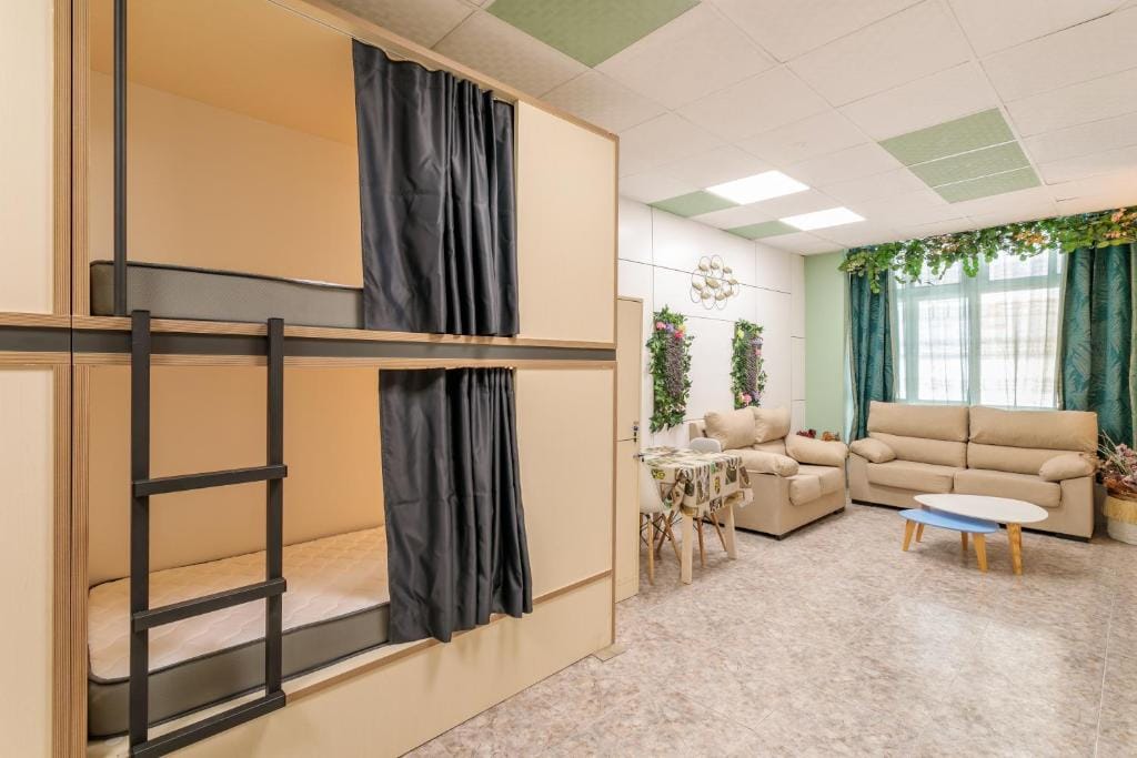 HOSTEL Pepper-Gold -STEP-FREE ENTRANCE -car- free Space-no nois-3 minutes from Port -BED ROOMS 8 GUEST 55 M2 AND 8 GUEST 65 M2 photo 2