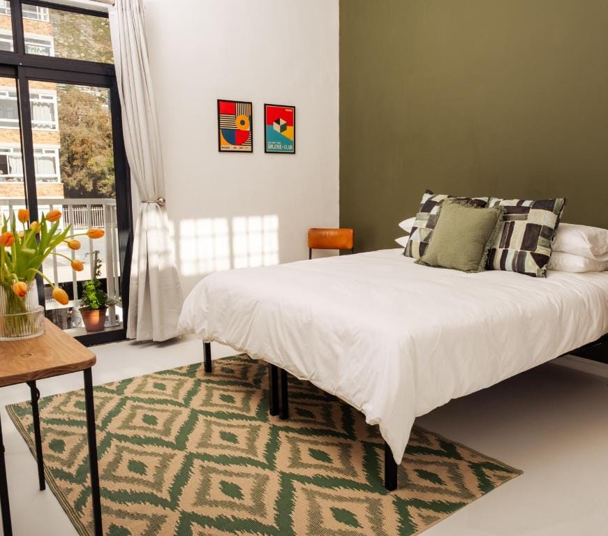 Foools Inn - Trendy Rooms available in the Heart of Sea Point! photo 2