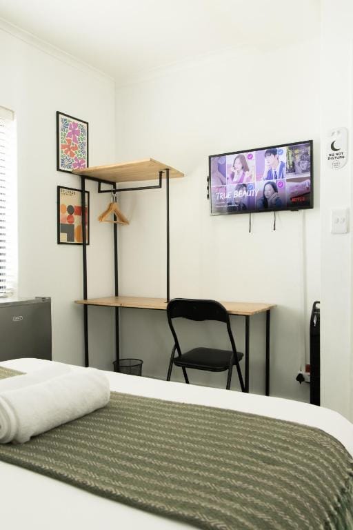 Foools Inn - Trendy Rooms available in the Heart of Sea Point! photo 3