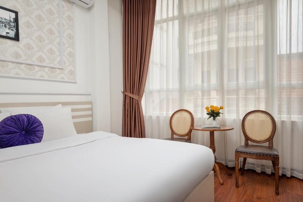 The Lake Silk Hotel & Travel