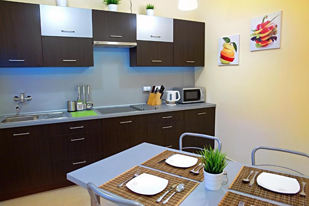 Greyhouse photo 3
