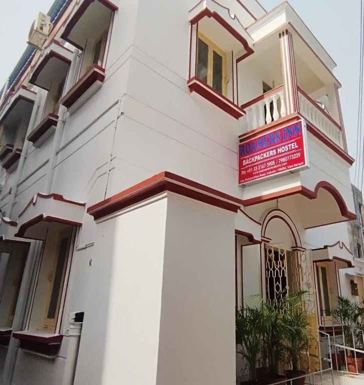 ROAMERS INN Backpackers Hostel