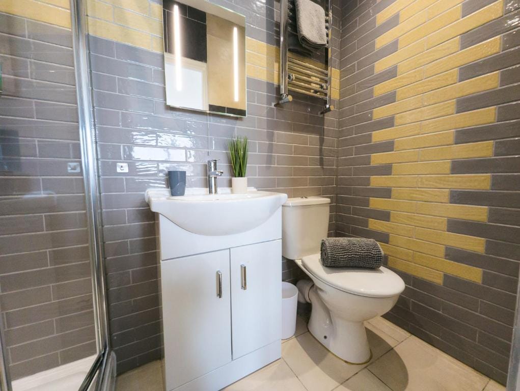 WorkStay Portsmouth Rooms with Ensuite & Shared Bathrooms photo 3