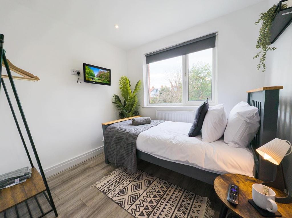 WorkStay Portsmouth Rooms with Ensuite & Shared Bathrooms photo 4