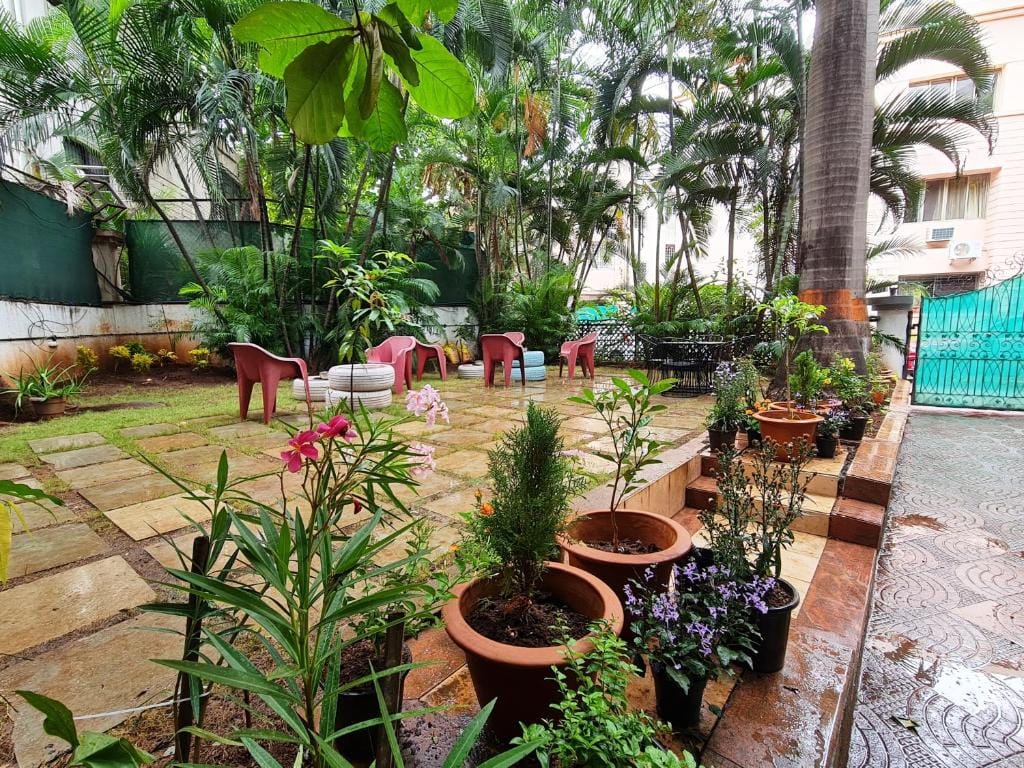 Hostel Lifespace- Tailor made for working professionals- Luxurious Twin Bungalow with CoWork- only 3 and 4 share Rooms photo 2