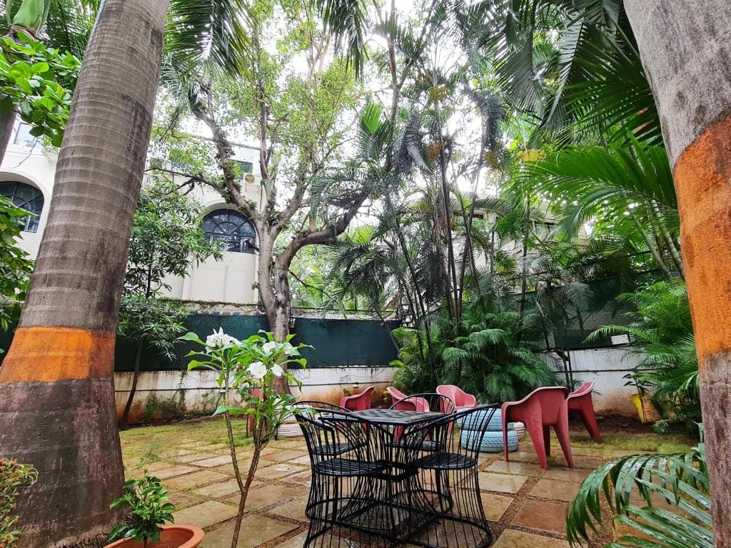 Hostel Lifespace- Tailor made for working professionals- Luxurious Twin Bungalow with CoWork- only 3 and 4 share Rooms photo 4