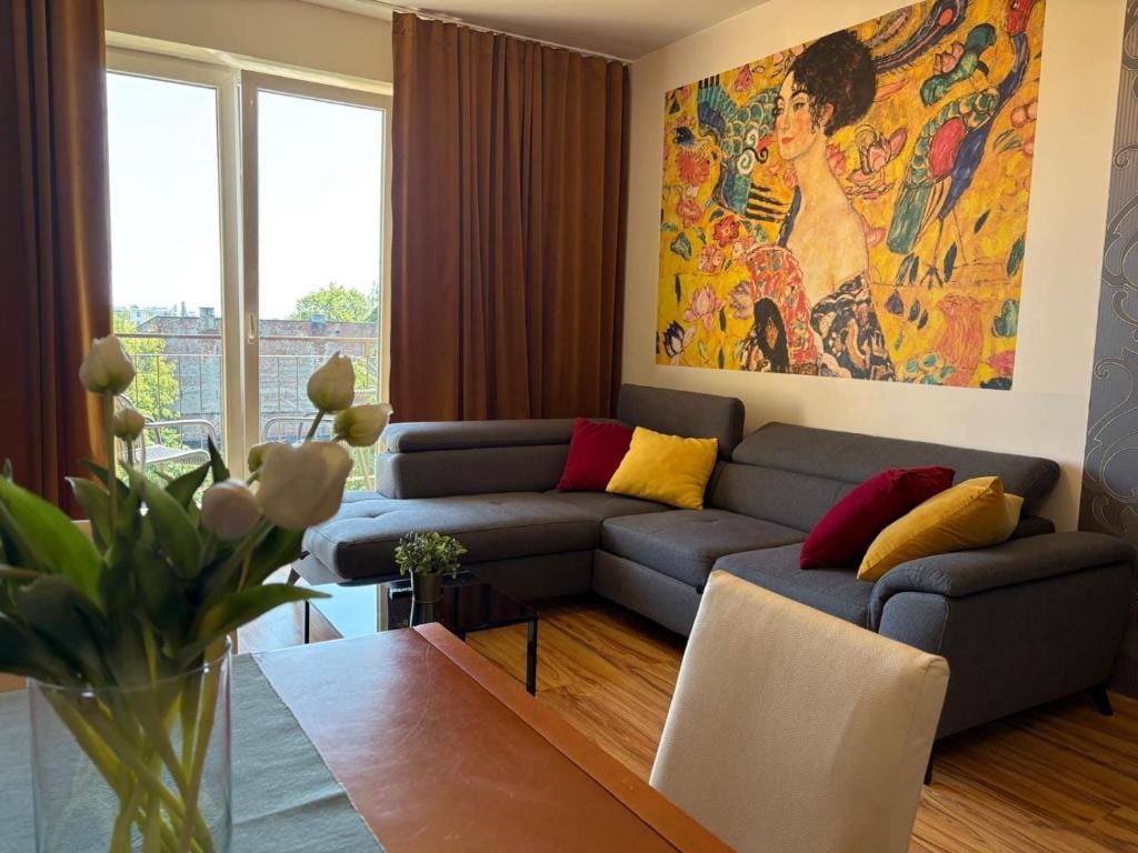 EUROPA22 HOTelarnia Centrum Tomaszów Maz 3 pokoje na wyłączność dla max 9 osób ze wspólną łazienką Expresowe zameldowanie od 13-00