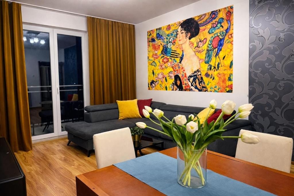 EUROPA22 HOTelarnia Centrum Tomaszów Maz 3 pokoje na wyłączność dla max 9 osób ze wspólną łazienką Expresowe zameldowanie od 13-00 photo 2
