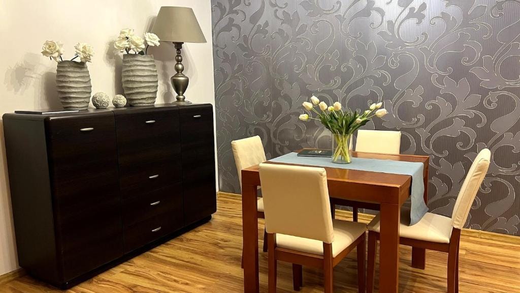 EUROPA22 HOTelarnia Centrum Tomaszów Maz 3 pokoje na wyłączność dla max 9 osób ze wspólną łazienką Expresowe zameldowanie od 13-00 photo 4