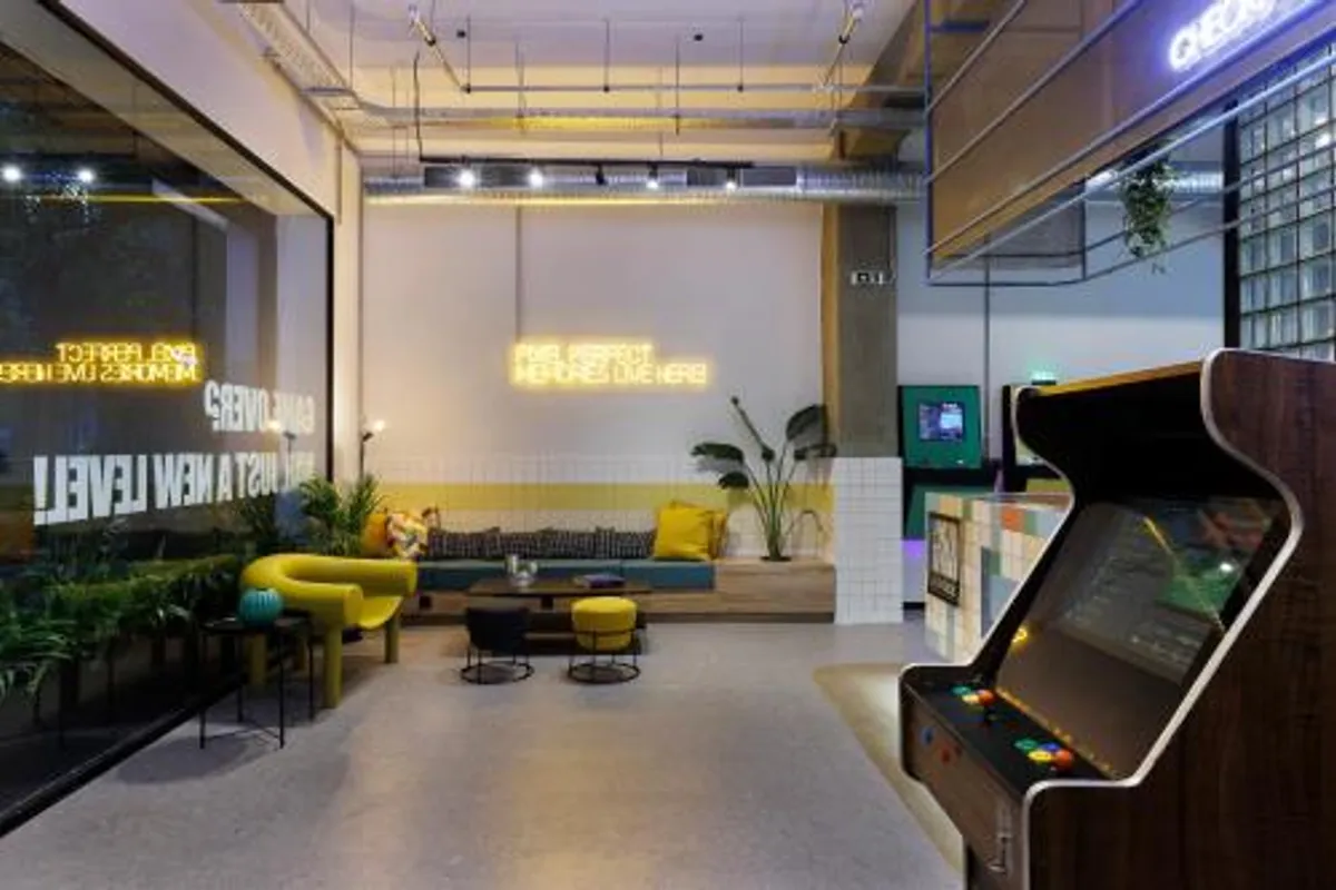 Retroverse Eccentric Stay photo 4