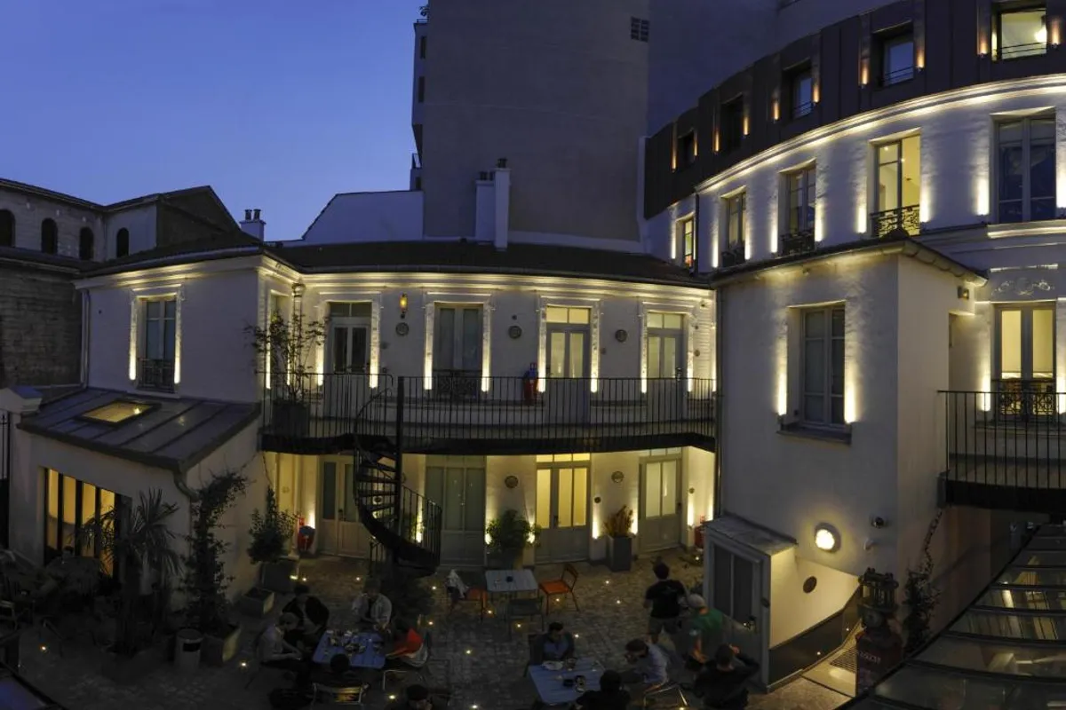 The 3 Ducks Eiffel Tower by Hiphophostels photo 3